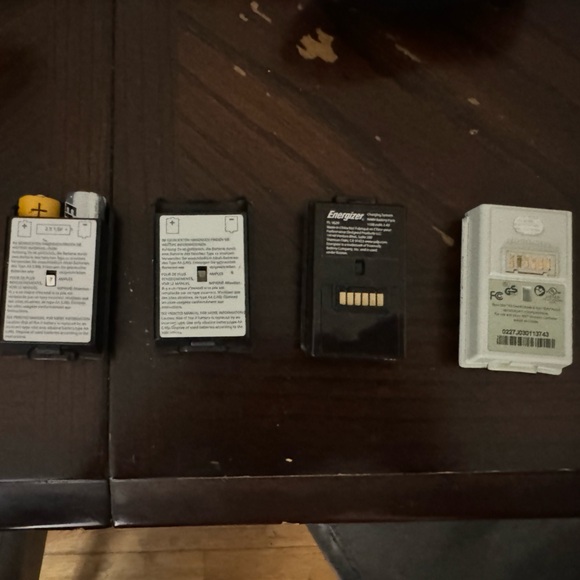 Xbox 360 S With Kinect, Energizer controller stand, and 5 controllers - Picture 7 of 7